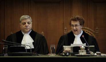 Los jueces de la Corte Internacional de Justicia Awn Shawkat Al-Ahasawneh (vicepresidente) y Rosalyn Higgins (presidenta) Foto AP